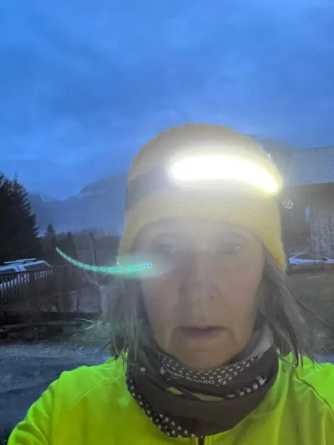 Cliente Cosiora portant la lampe frontale Lumora en extérieur — avis vérifié