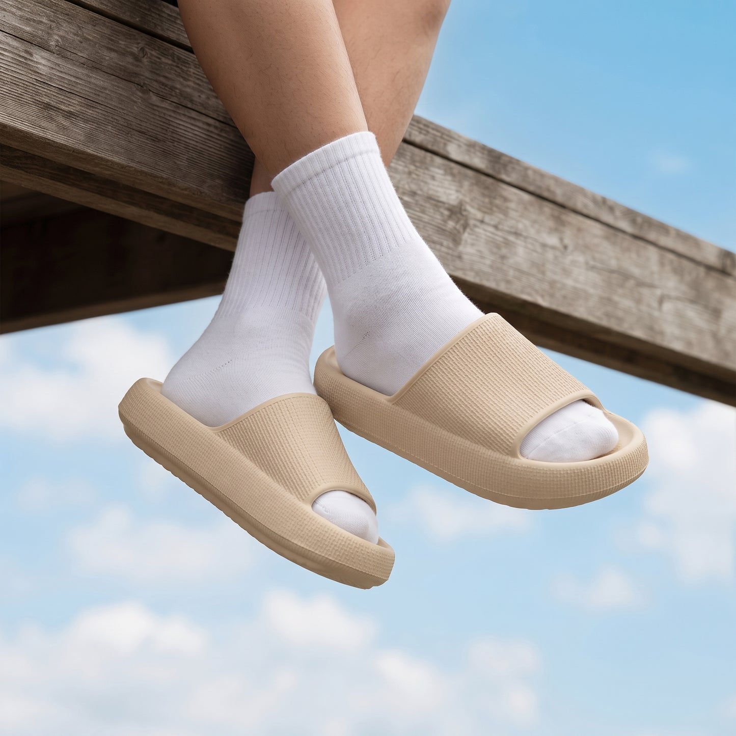 Sandales nuage Cloudia portées avec chaussettes blanches