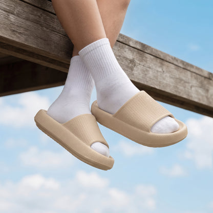 Sandales nuage Cloudia portées avec chaussettes blanches