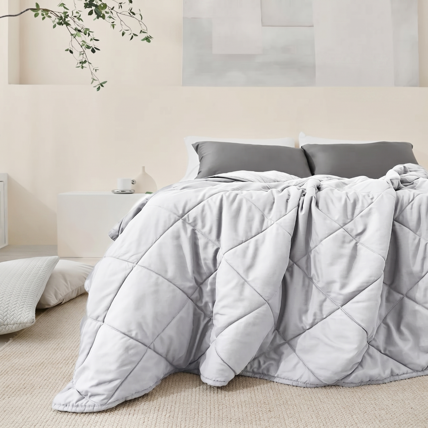 Couverture rafraîchissante posée sur un lit dans une chambre cocooning aux tons neutres