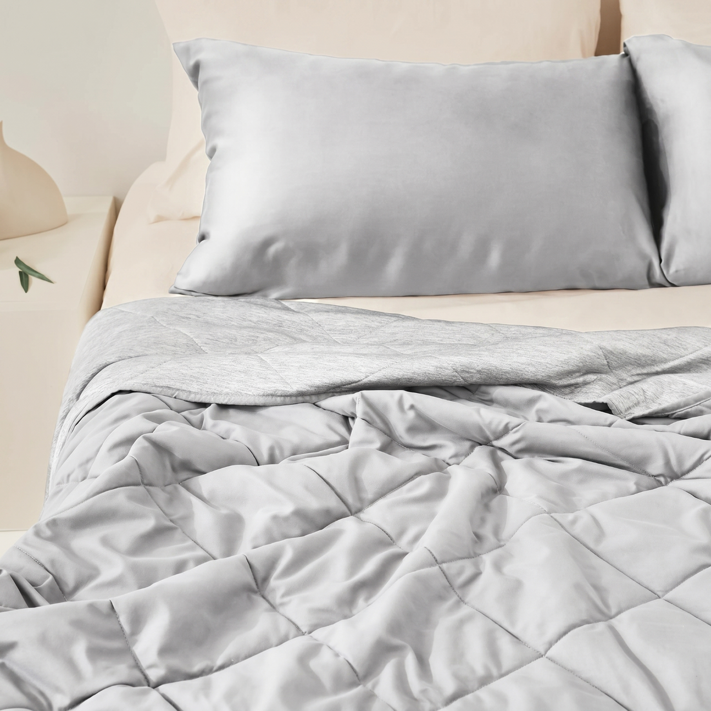 Gros plan sur la texture matelassée et les deux faces de la couverture rafraîchissante Cosiora