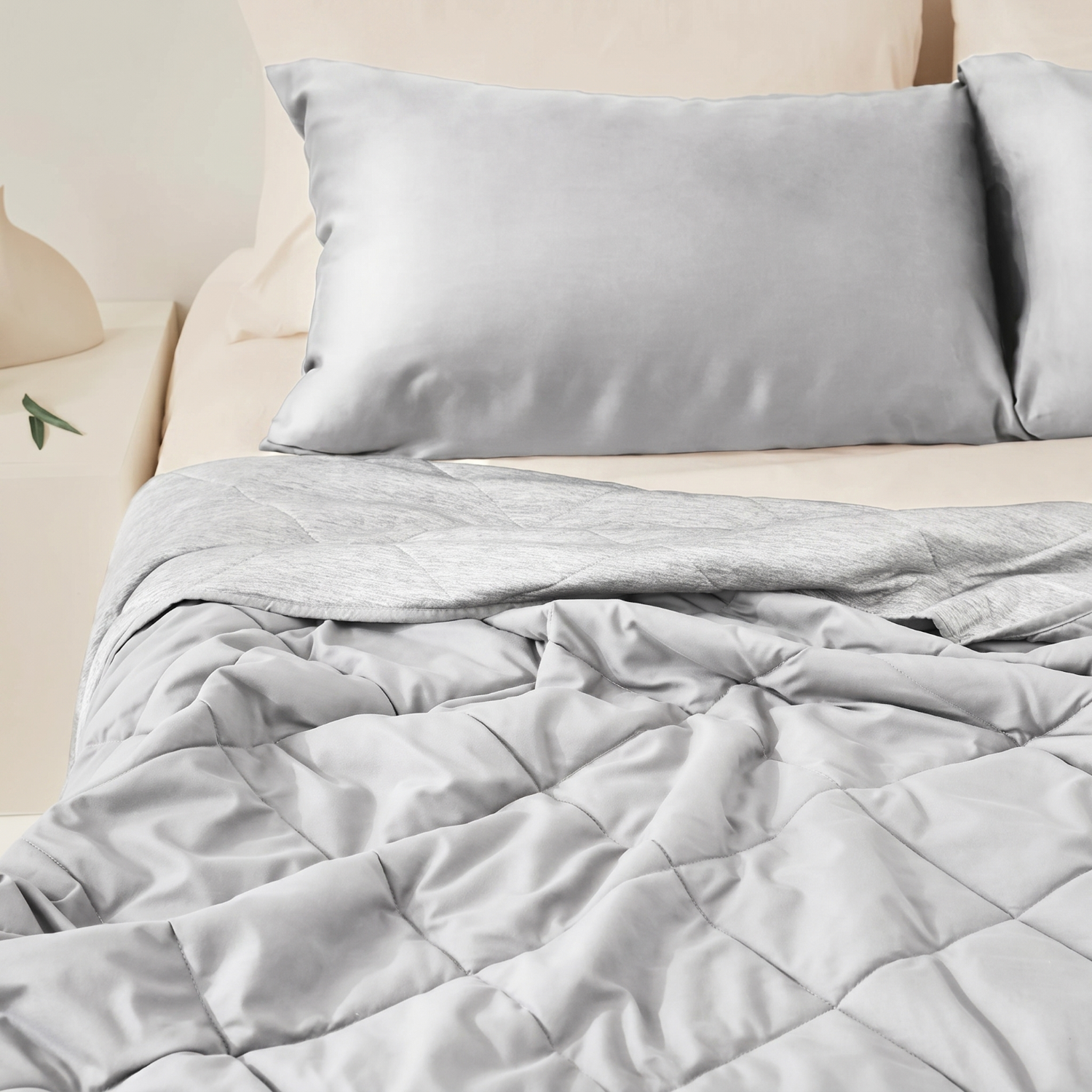 Gros plan sur la texture matelassée et les deux faces de la couverture rafraîchissante Cosiora