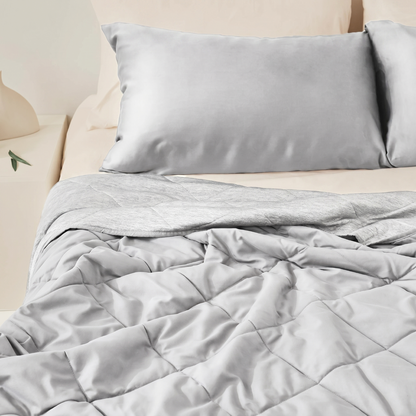 Gros plan sur la texture matelassée et les deux faces de la couverture rafraîchissante Cosiora