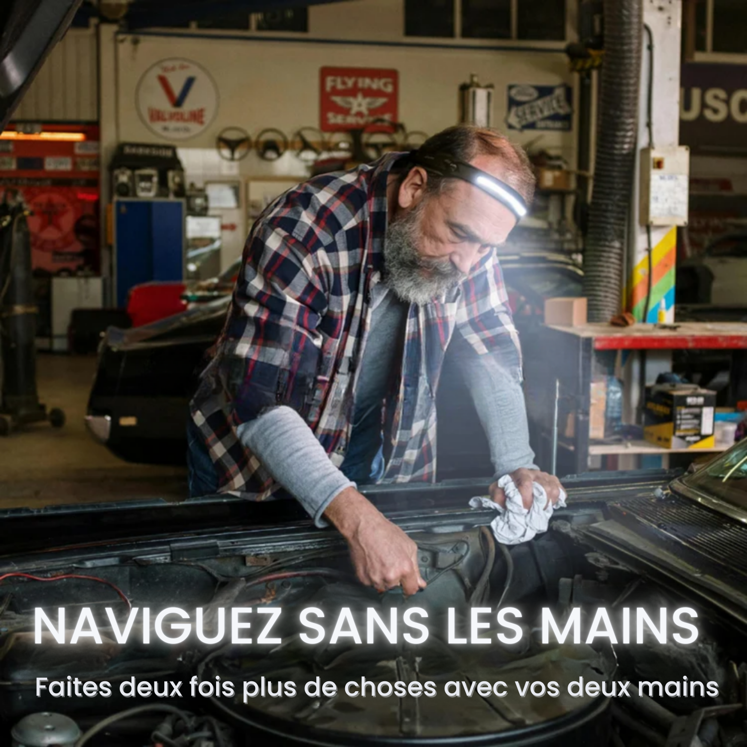 Homme réparant un moteur de voiture grâce à la lampe frontale Lumora mains libres