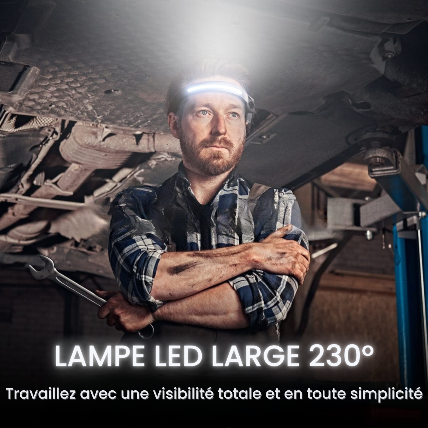 Mécanicien portant la lampe frontale Lumora LED 230° pour travailler sous un véhicule