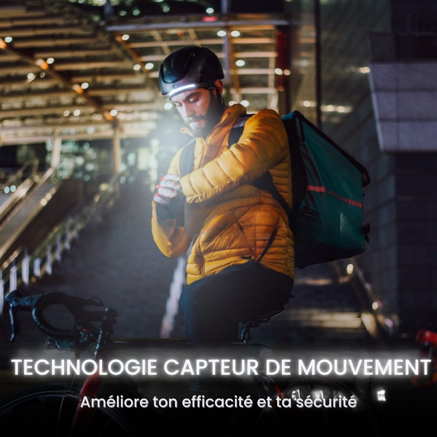 Livreur à vélo en ville la nuit utilisant la lampe frontale Lumora avec capteur de mouvement