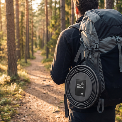 Seau pliable camping 20L accroché sur sac à dos randonnée sentier forêt | Cosiora